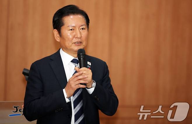 정청래 더불어민주당 대표가 6일 오후 제주도노동자종합복지관 대강당에서 열린 '제주 발전과 이재명 정부 성공을 위한 2025 민주 아카데미'에서 강연을 하고 있다. 2025.12.6/뉴스1 ⓒ News1 고동명 기자