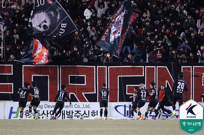 부천 선수들이 5일 수원FC와 승강 PO 1차전에서 바사니의 선제골에 기뻐하고 있다. 사진 | 한국프로축구연맹