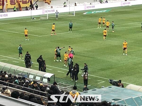 심판 판정에 항의하다 퇴장당하는 광주FC 이정효 감독. /사진=이형주 기자(서울월드컵경기장)