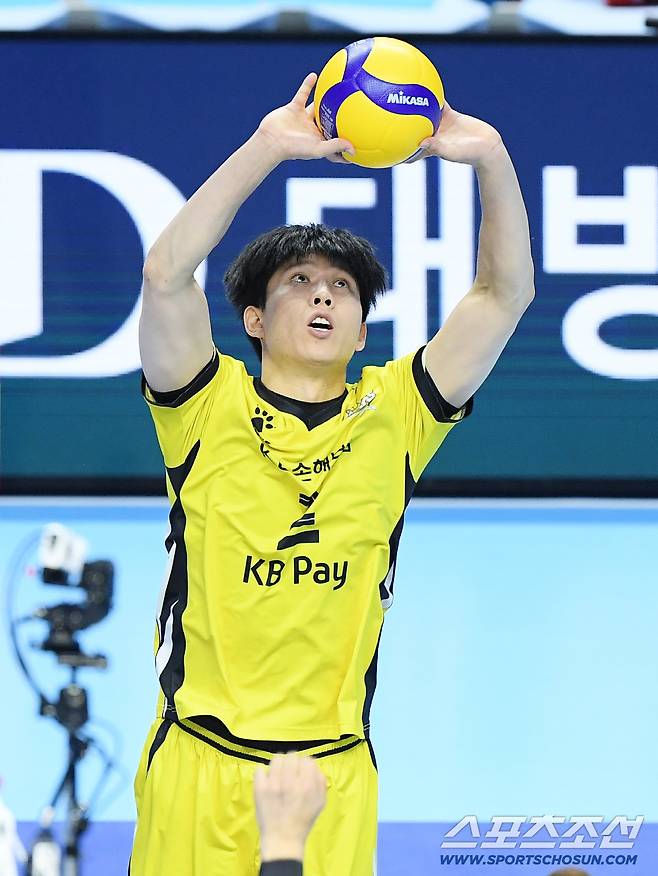 25일 인천 계양체육관에서 열린 V리그 대한항공-KB손해보험전. KB손해보험 황택의가 토스하고 있다. 인천=정재근 기자 cjg@sportschosun.com/2025.11.25/