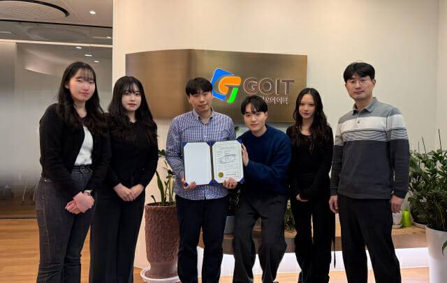 지오아이티 임직원이 SP인증서를 들고 기념사진을 찍었다.