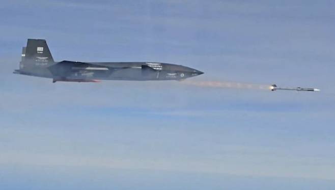 지난달 30일(현지시간) '바이락타르 키질렐마' 무인기(드론)가 공중공격 시험비행 중 공중 항공기 목표를 향해 미사일을 발사하고 있다. 바이카르사 홈페이지