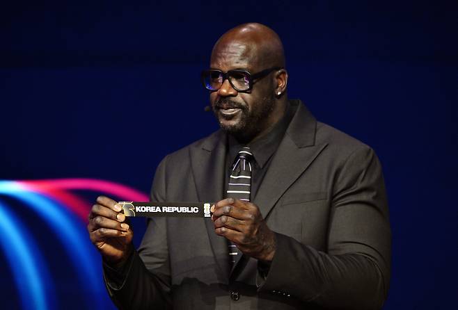 6일(한국 시각) 미국 워싱턴DC에서 열린 2026 북중미 월드컵 조 추첨에서 NBA 스타 샤킬 오닐이 한국이 적힌 이름표를 들고 있다. /로이터 연합뉴스