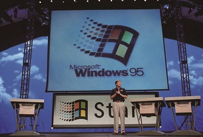1995년 윈도95 출시와 함께 PC 보급이 본격화하면서 인터넷 사용자가 급증한 것이 닷컴 버블의 촉매가 됐다. 빌 게이츠 마이크로소프트(MS) 창업자가윈도95 출시를 발표하고 있다. /사진 AP연합 / 湲고��