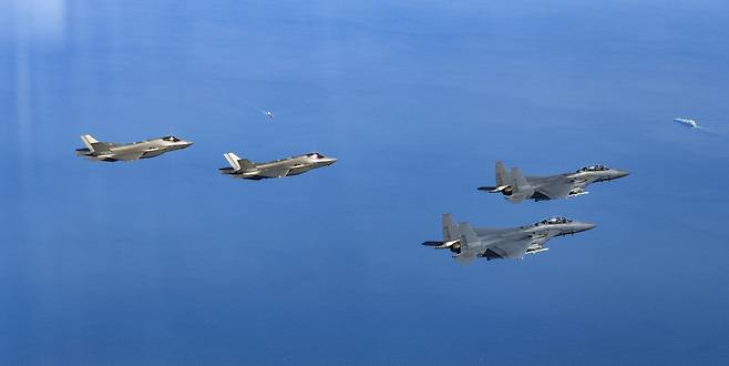 2025 경주 아시아태평양경제협력체(APEC) 정상회의를 앞둔 지난 10월 27일 공군 F-35A(좌측) 2기와 F-15K 2기로 구성된 편대가 공중전투초계 임무를 수행하고 있다. /뉴스1