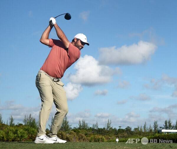 '골프 황제' 타이거 우즈가 주최하는 2025년 미국프로골프(PGA) 투어 이벤트 대회 히어로 월드 챌린지에 디펜딩 챔피언으로 참가한 세계랭킹 1위 스코티 셰플러(미국)가 2라운드에서 경기하는 모습이다. 사진제공=ⓒAFPBBNews = News1