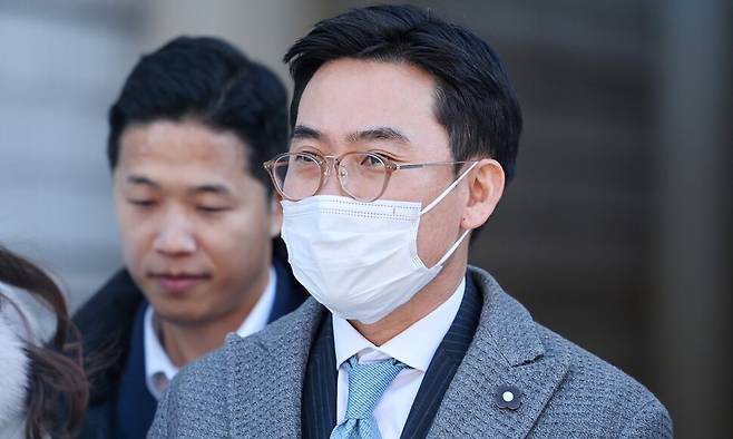 김건희 여사 일가 ‘집사’로 알려진 김예성씨의 공범 조영탁 아이엠에스모빌리티 대표가 5일 서울 서초구 서울중앙지법에서 열린 구속 전 피의자 심문(영장실질심사)을 마친 뒤 청사를 나서고 있다. 연합뉴스
