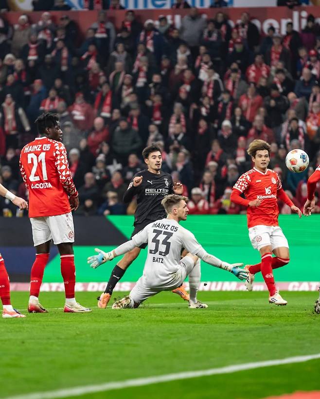 묀헨글라트바흐 카스트로프(가운데)가 6일 MEWA 아레나에서 열린 마인츠와의 2025~26 분데스리가 13라운드 원정경기서 활약 중인 모습. 사진=묀헨글라트바흐 SNS