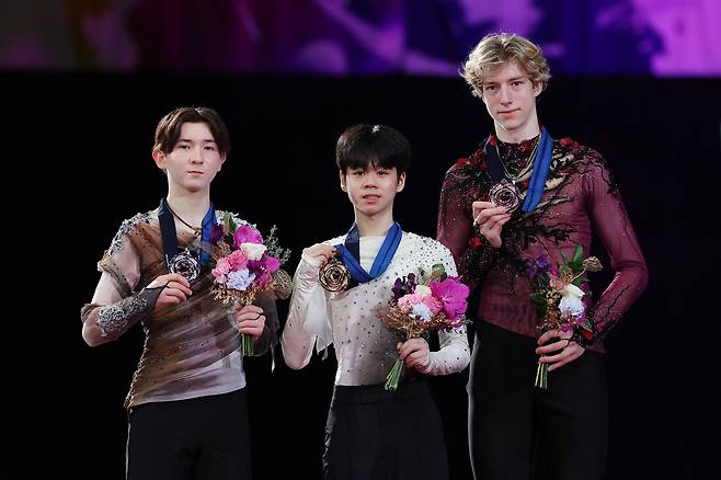 한국 남자 최초로 주니어 그랑프리 파이널을 우승한 서민규(가운데). AFP=연합뉴스