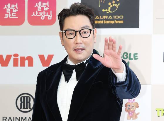 배우 조진웅이 지난해 11월 서울 강남구 논현동 건설회관에서 열린 제44회 황금촬영상 시상식 포토월에 참석해 포즈를 취하고 있다. 뉴스1