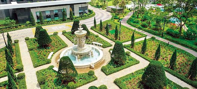 인천 서구 백석동 ‘검암역 로열파크씨티 푸르지오’ 조경. 분수 주위로 화단이 조성된 모습이 프랑스 베르사유궁전을 연상케 한다.  /DK아시아 제공