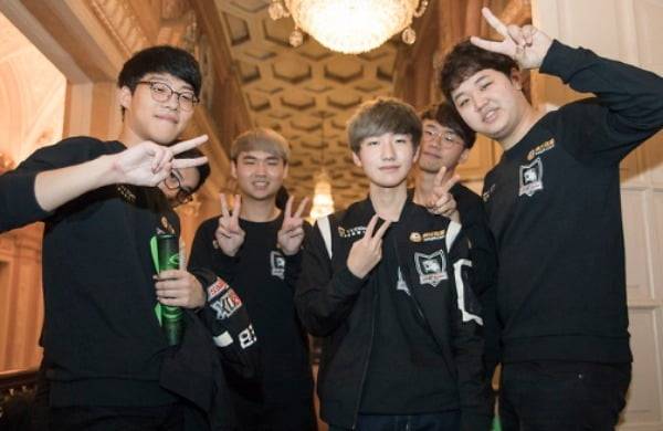 지난 2016년 리그오브레전드 월드 챔피언십에 참가한 락스 타이거즈 선수들의 모습. 최근 일명 '구 락스' 선수들이 SOOP이 주최하는 SLL 대회에서 다시 뭉치기로 해 화제를 모았다. / 라이엇게임즈 제공