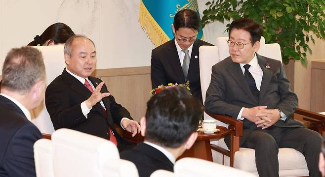 손정의 소프트뱅크 그룹 회장(왼쪽)이 이재명 대통령과 면담에서 초인공지능(ASI)의 중요성에 대해 설명하고 있다. 대통령실 제공