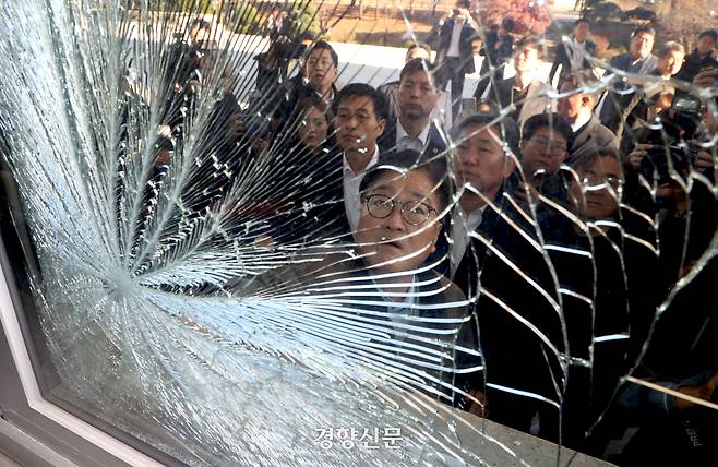 우원식 국회의장이 불법계엄 사태 다음날인 지난해 12월4일 계엄군이 깨뜨린 국회 국민의힘 정책위의장실 유리창을 보고 있다. 박민규 선임기자