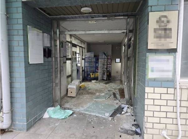 피의자 A씨가 차량으로 돌진해 파손된 관리사무소 . 연합뉴스