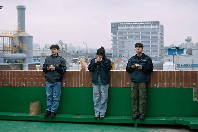 From left: Yoo Lee-ha, Kim So-wan and Yang Ji-woon in "The Final Semester" (Workshop Bom)