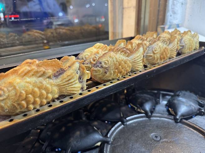 2일 오전 손님들을 기다리고 있는 잉어빵의 모습. 이른 오전 출근길에 방문하는 손님들은 1인 6개 구매 제한에서 자유로운 편이다. 백재연 기자