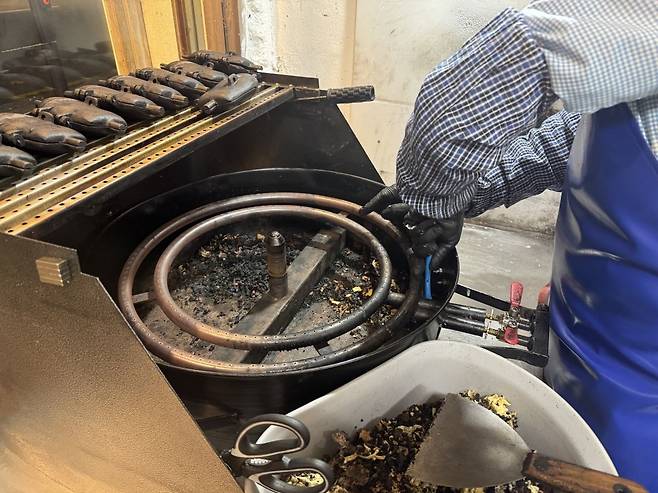 하루 장사를 모두 마치고 나면 김씨는 청소에 들어간다. 화로에 눌어붙은 반죽을 철수세미로 하나하나 떼어낸다. 백재연 기자