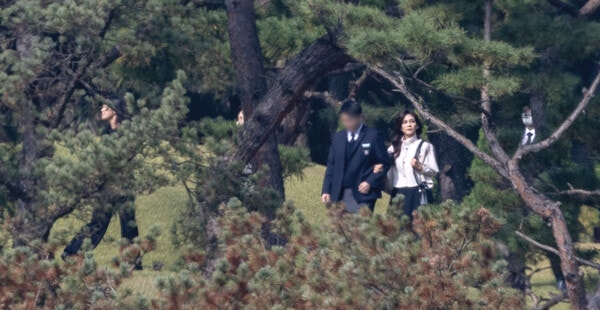 이부진 호텔신라 사장과 아들 임모군이 지난 2023년 10월 고(故 )이건희 삼성 선대회장 선영에서 열린 3주기 추도식에 참석하고 있는 모습. [뉴스1]