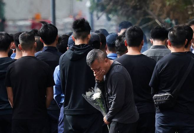 2일(현지시간) 중국 홍콩 타이포의 왕푹 코트 아파트 단지 옆에서 열린 화재 희생자 추모식에 참석하고 있다. 2025.12.02. /로이터=뉴스1