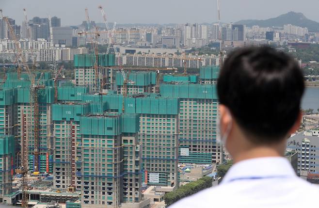 10대 건설업체가 SK에코플랜트를 제외하고 일제히 몸집을 줄였다. 올해 신규 채용도 4곳이 진행하지 않았으며 내년에도 축소될 전망이다. 사진은 서울 반포구의 한 아파트 재개발 공사현장 모습. /사진=뉴시스