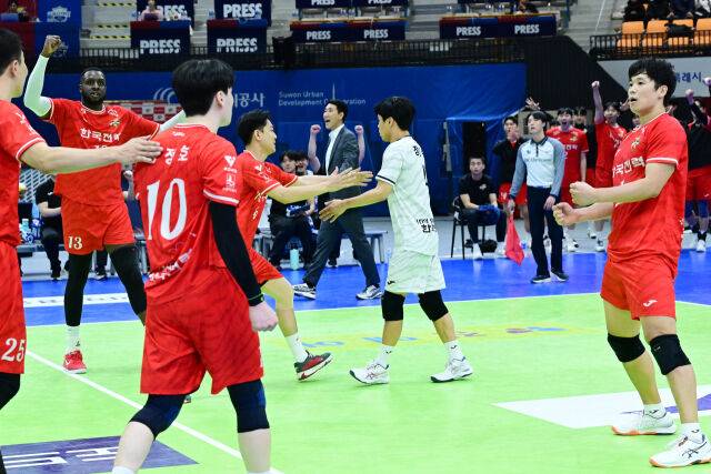 5세트 혈투 끝에 승리한 한국전력 선수들이 기뻐하고 있다 / 한국배구연맹(KOVO)