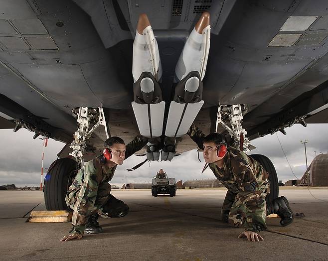 2006년 8월 영국 서퍽주 레이 컨히스 공군기지 에서 미 공군 F-15E 스트라이크 이글 에 탑재된 GBU-39 SDB[미 공군 제공]