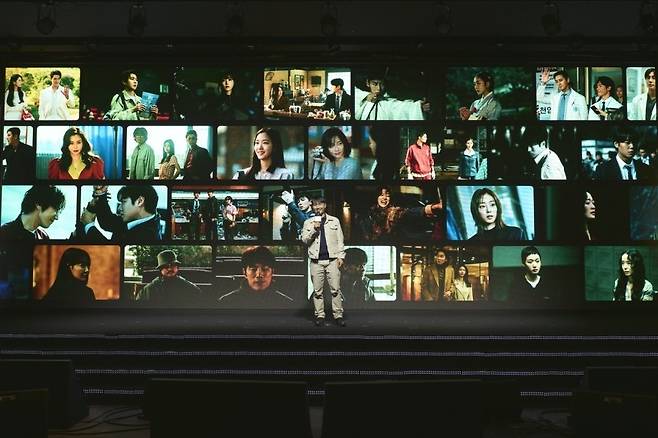 ネットフリックスの作品を紹介している様子[写真、ネットフリックス]