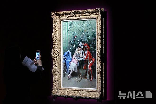 [서울=뉴시스] 박진희 기자 = 국립중앙박물관은 미국 뉴욕 메트로폴리탄박물관이 소장한 로버트 리먼 컬렉션 특별전 ‘인상주의에서 초기 모더니즘까지, 빛을 수집한 사람들’ 언론공개회를 13일 서울 용산구 국립중앙박물관에서 갖고 라이문도 데 마드라소 이 가레타의 작품 '가면무도회 참가자들'을 선보이고 있다. 2025.11.13. pak7130@newsis.com