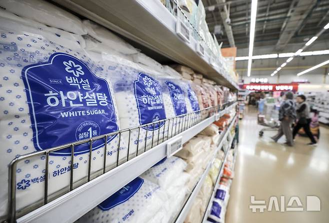 [서울=뉴시스] 정병혁 기자 = 사진은 지난 3월 9일 서울시내 대형마트에 설탕이 진열돼 있는 모습. 2025.03.09. jhope@newsis.com