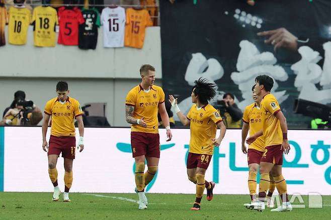 [서울=뉴시스] 권창회 기자 = 광주FC 프리드욘슨이 6일 오후 서울 마포구 서울월드컵경기장에서 열린 광주FC와 전북현대의 2025 하나은행 코리아컵 결승전에서 동점골을 넣은 뒤 기뻐하고 있다. 2025.12.06. kch0523@newsis.com