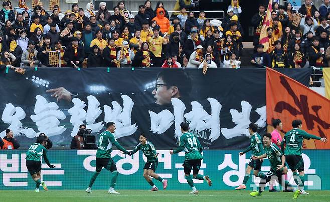 [서울=뉴시스] 권창회 기자 = 전북현대 이동준이 6일 오후 서울 마포구 서울월드컵경기장에서 열린 광주FC와 전북현대의 2025 하나은행 코리아컵 결승전에서 선제골을 넣은 뒤 기뻐하고 있다. 2025.12.06. kch0523@newsis.com