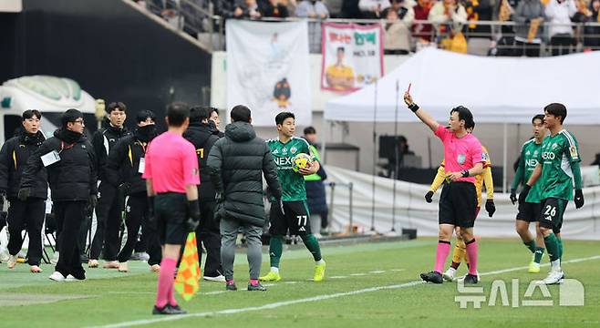 [서울=뉴시스] 권창회 기자 = 이정효 광주FC 감독이 6일 오후 서울 마포구 서울월드컵경기장에서 열린 광주FC와 전북현대의 2025 하나은행 코리아컵 결승전에서 심판진에게 항의하다 퇴장당하고 있다. 2025.12.06. kch0523@newsis.com