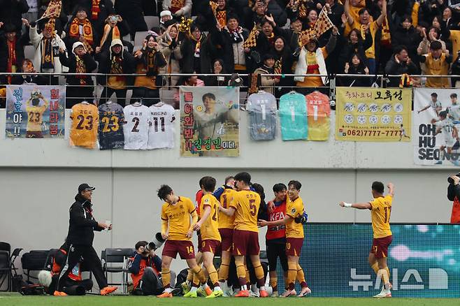 [서울=뉴시스] 권창회 기자 = 광주FC 프리드욘슨이 6일 오후 서울 마포구 서울월드컵경기장에서 열린 광주FC와 전북현대의 2025 하나은행 코리아컵 결승전에서 동점골을 넣은 뒤 기뻐하고 있다. 2025.12.06. kch0523@newsis.com