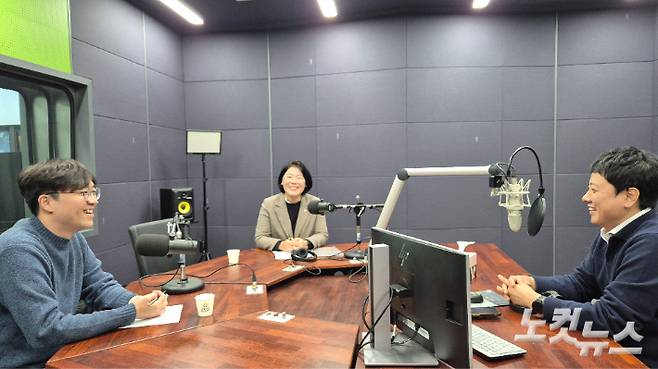 강원CBS.강원영동CBS 시사프로그램 <최진성의 위클리오늘>에 출연한 강원연구원 정영호 연구원, 강원특별자치도의회 임미선 도의원. 강민주 PD