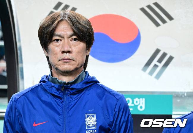 [OSEN=서울월드컵경기장, 조은정 기자]홍명보 감독이 이끄는 대한민국 대표팀과 파라과이의 A매치 평가전이 14일 오후 서울월드컵경기장에서 열렸다.'남미 강호' 파라과이는 지난 10일 일본 원정에서 2-2 무승부를 거두고 온 팀이다. 이번 경기는 홍명보호의 2026 북중미 월드컵 포트 배정을 두고도 중요한 일전이다.&nbsp;현재 한국은 오스트리아, 호주, 에콰도르와 치열한&nbsp;포트 2 막차 경쟁을 벌이고 있다.경기 전 대한민국 홍명보 감독이 그라운드를 바라보고 있다. 2025.10.14 /cej@osen.co.kr