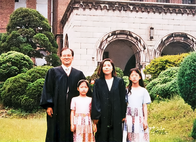 ▲ 부인 김영란 전 대법관, 두 딸과 함께. ⓒ푸르메재단