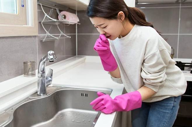 싱크대는 집에서 가장 자주 사용하는 공간이지만, 동시에 가장 빠르게 오염이 쌓이는 곳이다. 게티이미지