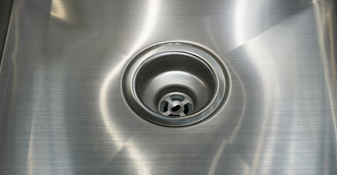 눈에 보이지 않는 배관 속을 깨끗하게 유지하기 위해서는 주방에서 버리는 모든 액체가 배관에서 어떻게 변하는지 이해하는 것이 첫걸음이다. 게티이미지