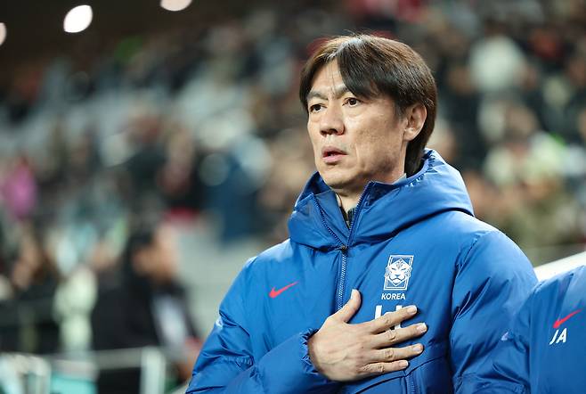 지난달 18일 서울 마포구 서울월드컵경기장에서 열린 축구 국가대표팀 평가전 대한민국과 가나의 경기에서 홍명보 감독이 애국가를 부르고 있다. 뉴시스