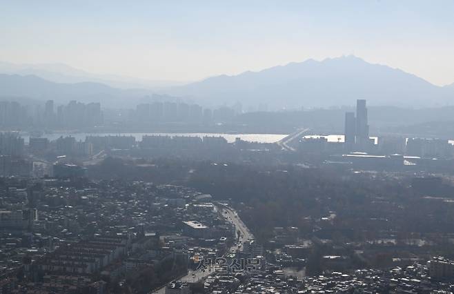 미세먼지 나쁨 정도를 보인 1일 오후 서울 남산에서에서 바라본 서울 시내가 뿌옇게 보이고  있다.   2025.12.1. 도준석 전문기자