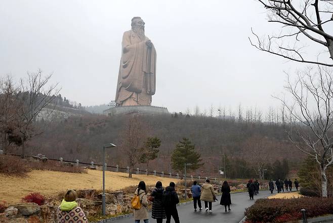 중국 산둥성 취푸(곡부)시의 니산에 있는 높이 72m 공자상 아래를 여행객들이 지나가고 있다. ⓒXinhua