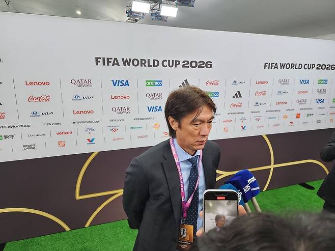 홍명보 축구대표팀 감독이 미국 워싱턴DC 케네디센터에서 열린 2026 북중미 월드컵 조추첨식을 마친 뒤 공동취재구역에서 인터뷰하고 있다.  연합뉴스
