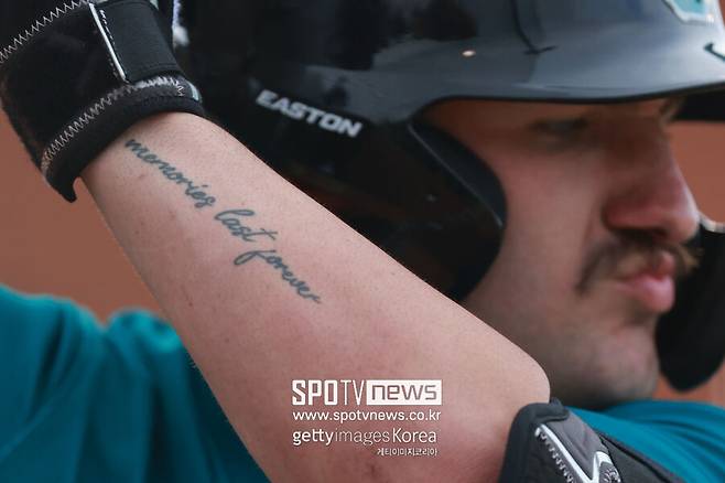 ▲ 대학 시절 데릭 벤더. 팔뚝에 \'추억은 영원히 남는다\'는 문신을 새겼다. 이제는 지기 위해 상대 팀에게 구종을 알려준 포수라는 낙인이 찍혔다.