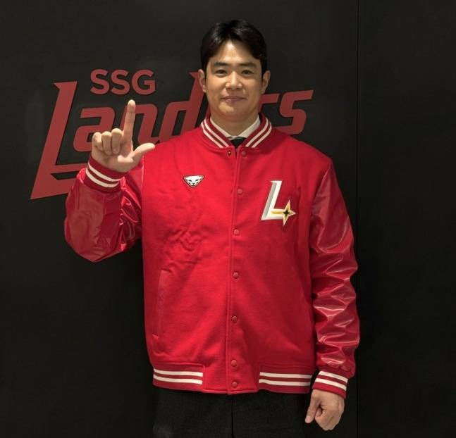 SSG로 이적한 김재환이 5일 계약을 체결한 후 L 로고를 그리고 있다. /사진=SSG랜더스 제공