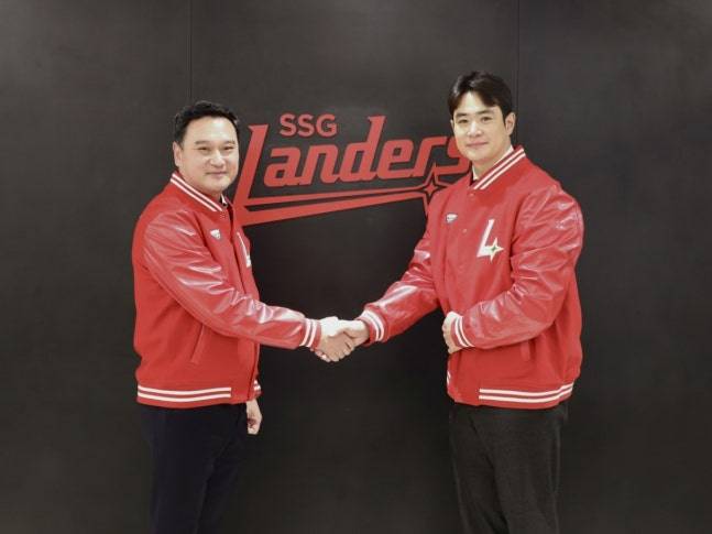 SSG로 이적한 김재환(오른쪽)이 5일 계약을 체결한 후 기념사진을 찍고 있다. /사진=SSG랜더스 제공