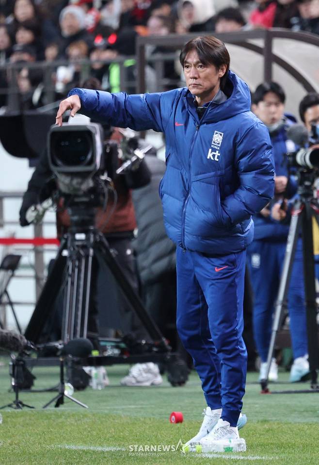 축구 국가대표 A매치 친선경기 대한민국과 가나의 경기가 10월 18일 서울월드컵경기장애서 열렸다. 한국 홍명보 감독이 작전 지시를 하고 있다. /사진=김진경 대기자