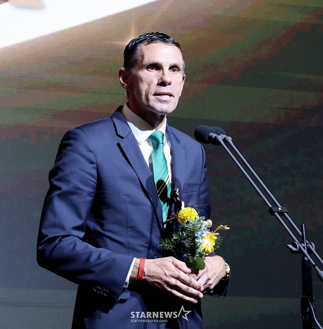 전북 거스 포옛 감독이  1일 서울 홍은동 스위스그랜드호텔에서 열린 하나은행 K리그 2025 대상시상식에서 감독상을 수상한 후  권오갑 프로축구연맹 총재와 기념촬영을 하고 있다. /사진=강영조 선임기자