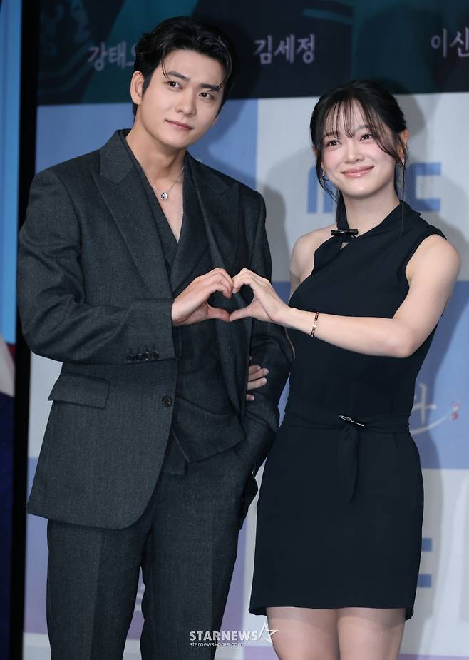 배우 강태오, 김세정이 30일 오전 서울 마포구 상암동 MBC 사옥에서 진행된 금토드라마 '이강에는 달이 흐른다' 제작발표회에 참석해 포즈를 취하고 있다.  웃음을 잃은 세자와 기억을 잃은 부보상의 영혼 체인지 역지사지(易地四肢) 로맨스 판타지 사극 '이강에는 달이 흐른다'는 11월 7일 첫 방송된다. /2025.10.30 /사진=이동훈 photoguy@