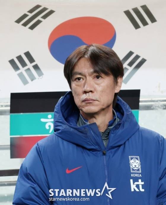 축구 국가대표 A매치 친선경기 대한민국과 가나의 경기가 18일 서울월드컵경기장애서 열렸다.  홍명보 감독이 그라운드를 응시하고 있다. /사진=김진경 대기자